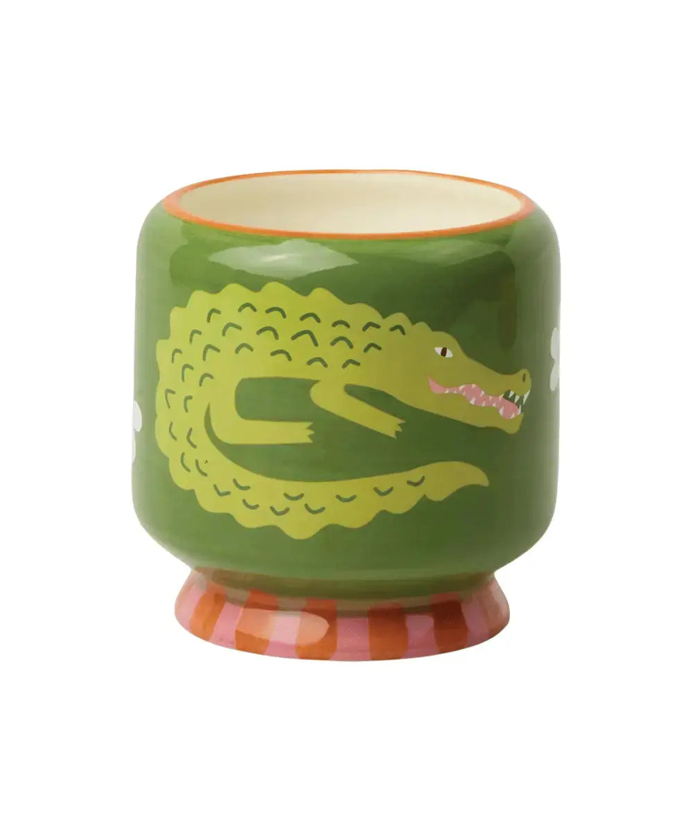 Détail du contenant en céramique de la Bougie Crocodile de la collection Adopo de Paddywax
