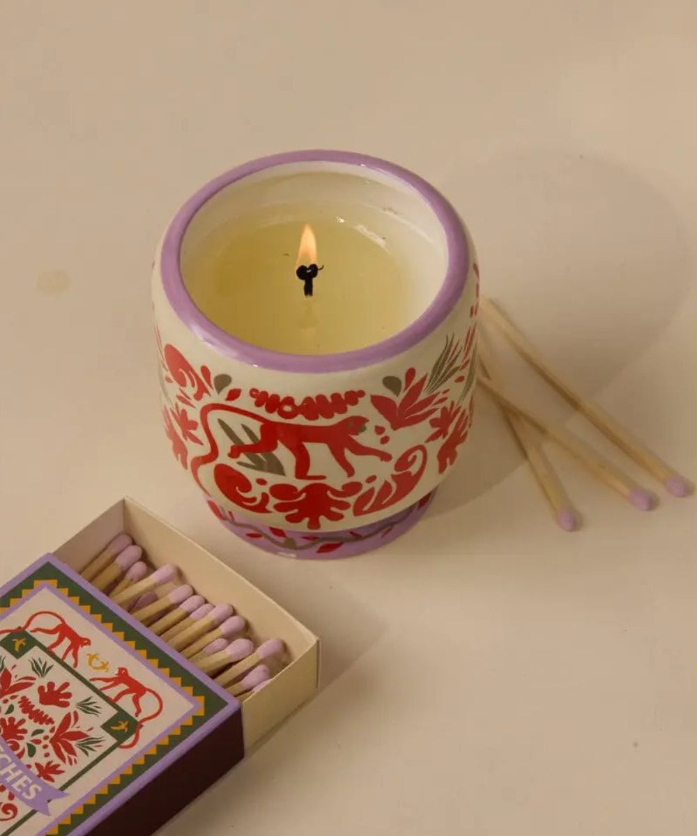 Vue en situation de Bougie Adopo Jungle Coconut & Amber de la marque Paddywax