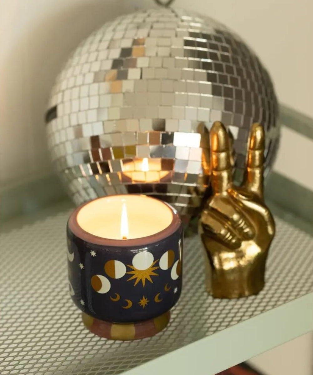 Gros plan en situation de Bougie Adopo Phases de lune Jasmine & Rose de la marque Paddywax