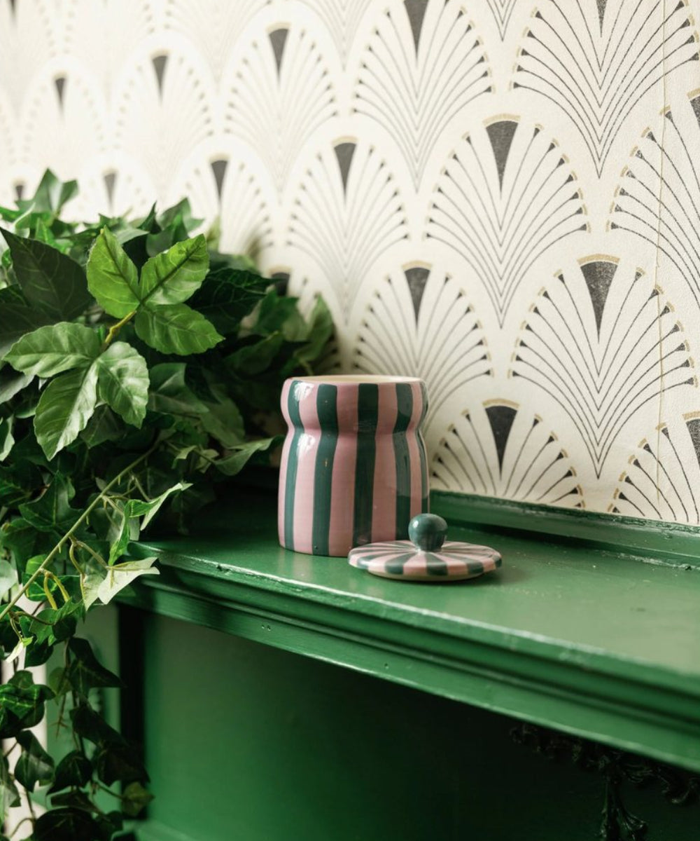 Gros plan en situation de Bougie Cabana Cannelle & clou de girofle - Rose & vert de la marque Paddywax