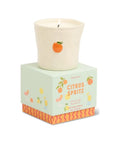Bougie en céramique Citrus Spritz Bistro de la marque Paddywax vue de face sur fond blanc accompagnée de sa boîte cadeau