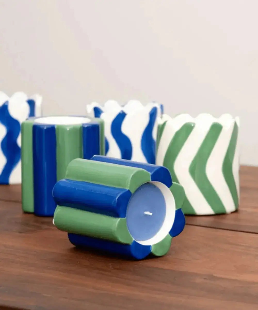 Vue des jolies couleurs vertes et bleues de la bougie Gracia de Qué Rico