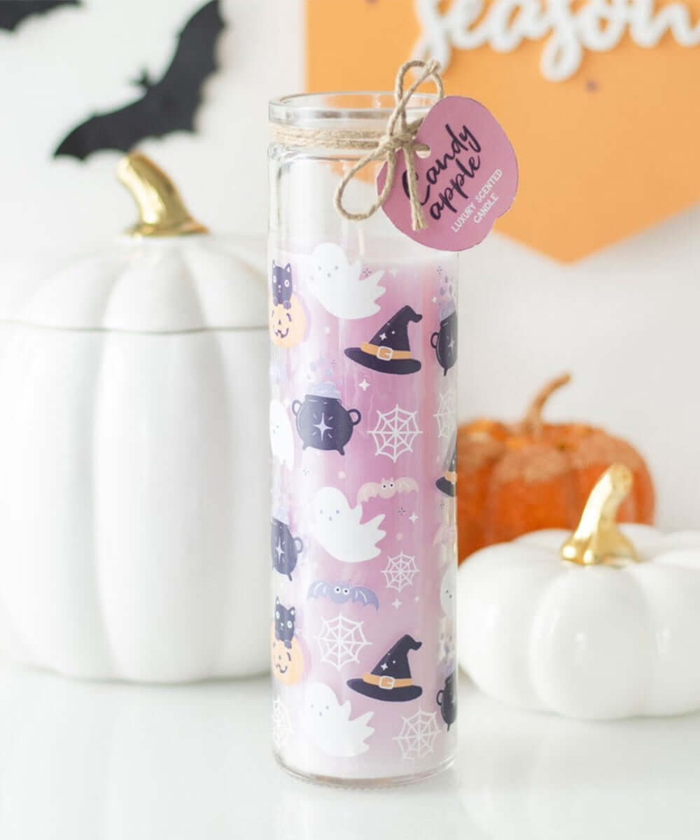 Bougie Halloween pastel Pomme d'amour sélection Merci Léonie, présentée avec des citrouilles blanches