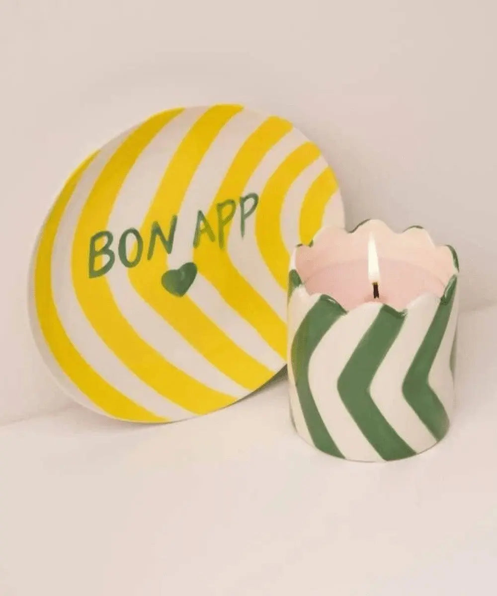 Bougie Parfumée Luisa Jasmin de Qué Rico posée sur une table et allumée