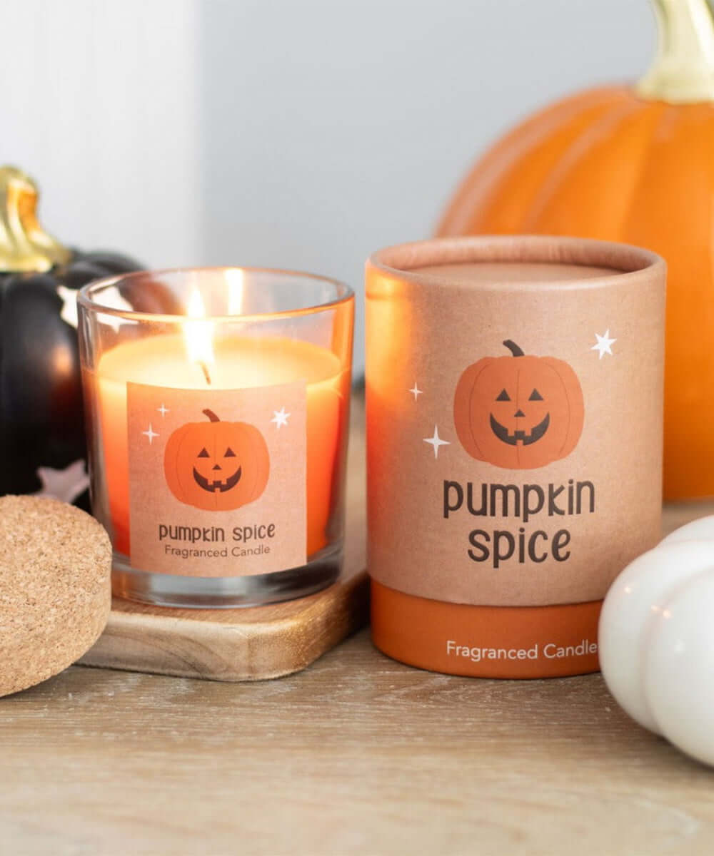 Bougie Pumpkin Spice citrouille sélection Merci Léonie, présentée dans une ambiance d'Halloween