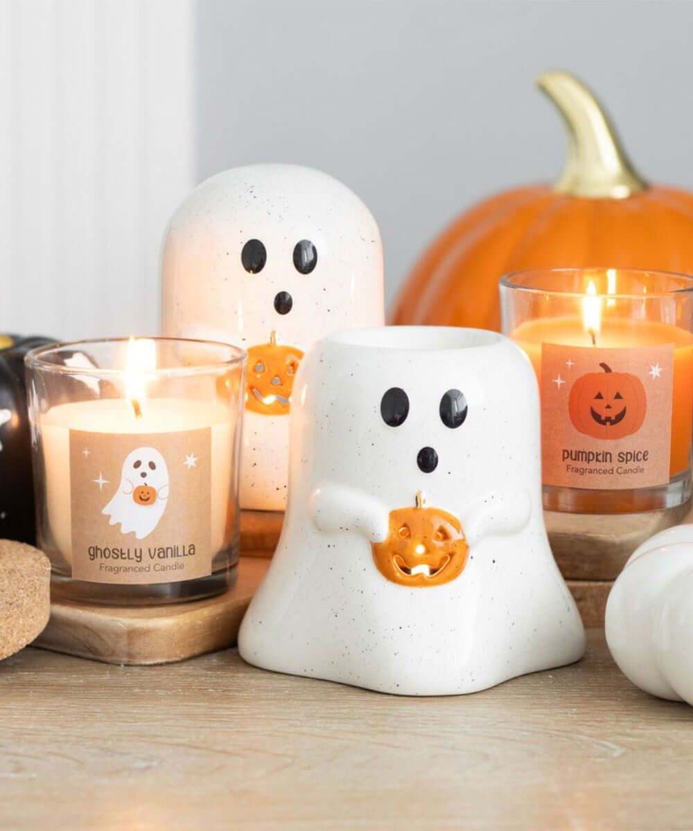 Bougie Pumpkin Spice citrouille sélection Merci Léonie, allumée avec des décorations d'Halloween