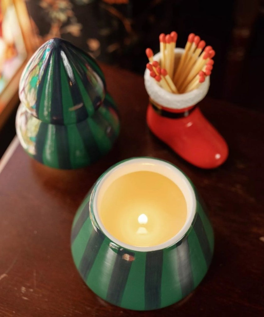 Gros plan en situation de Bougie sapin Cabana Balsam Fir - Vert & bleu marine de la marque Paddywax