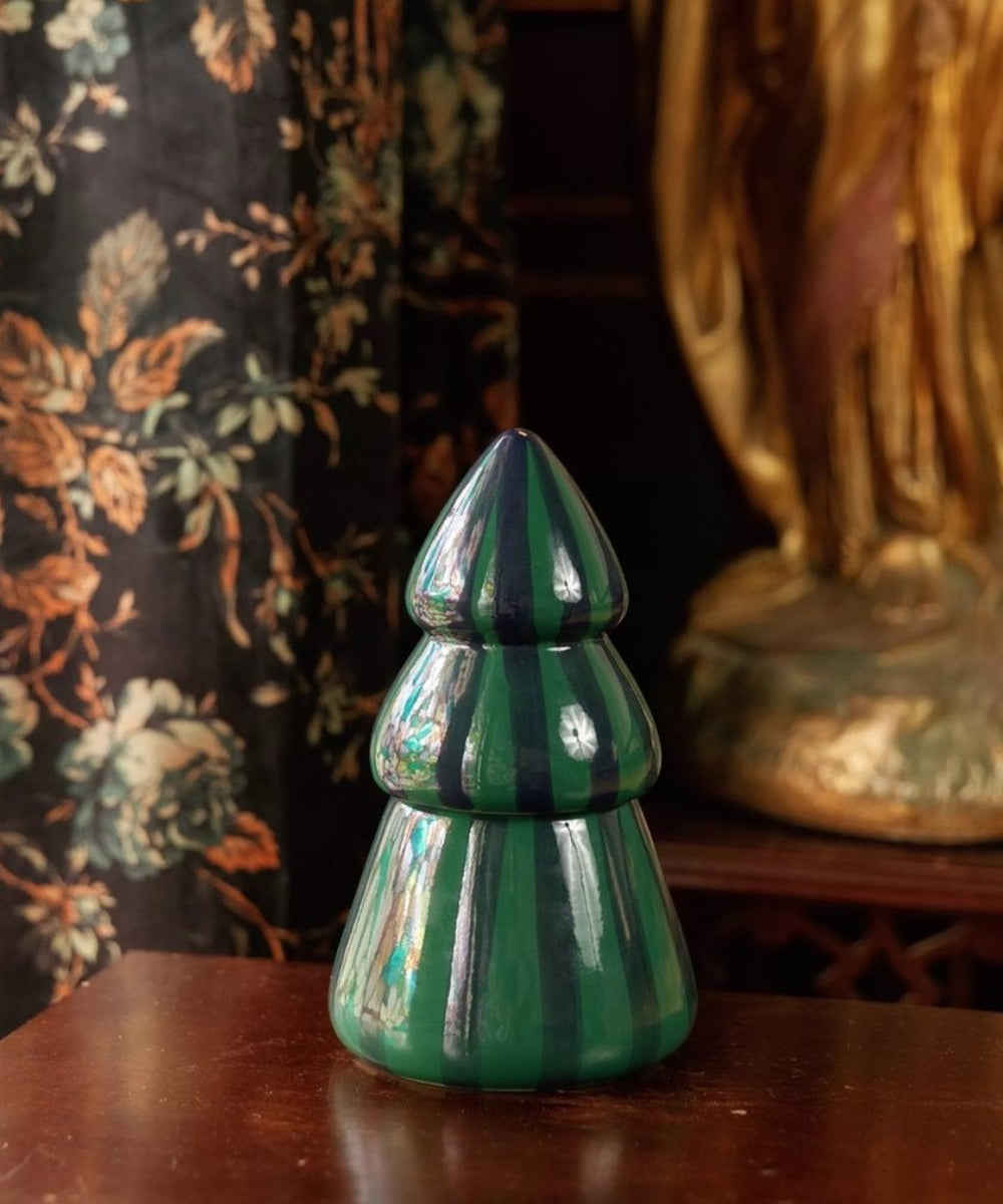 Gros plan en situation de Bougie sapin Cabana Balsam Fir - Vert & bleu marine de la marque Paddywax