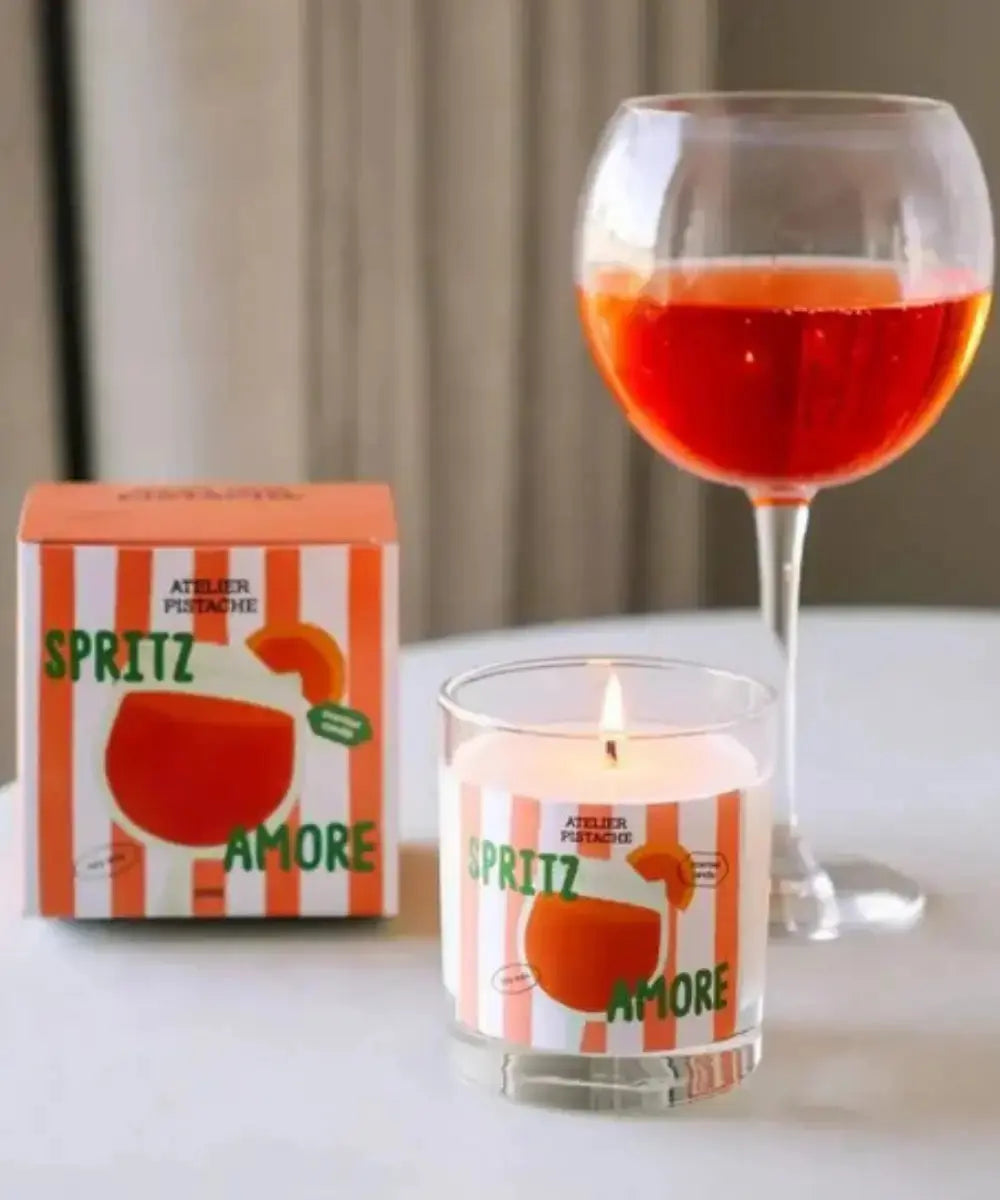 Bougie Spritz d'Atelier Pistache posée sur une table