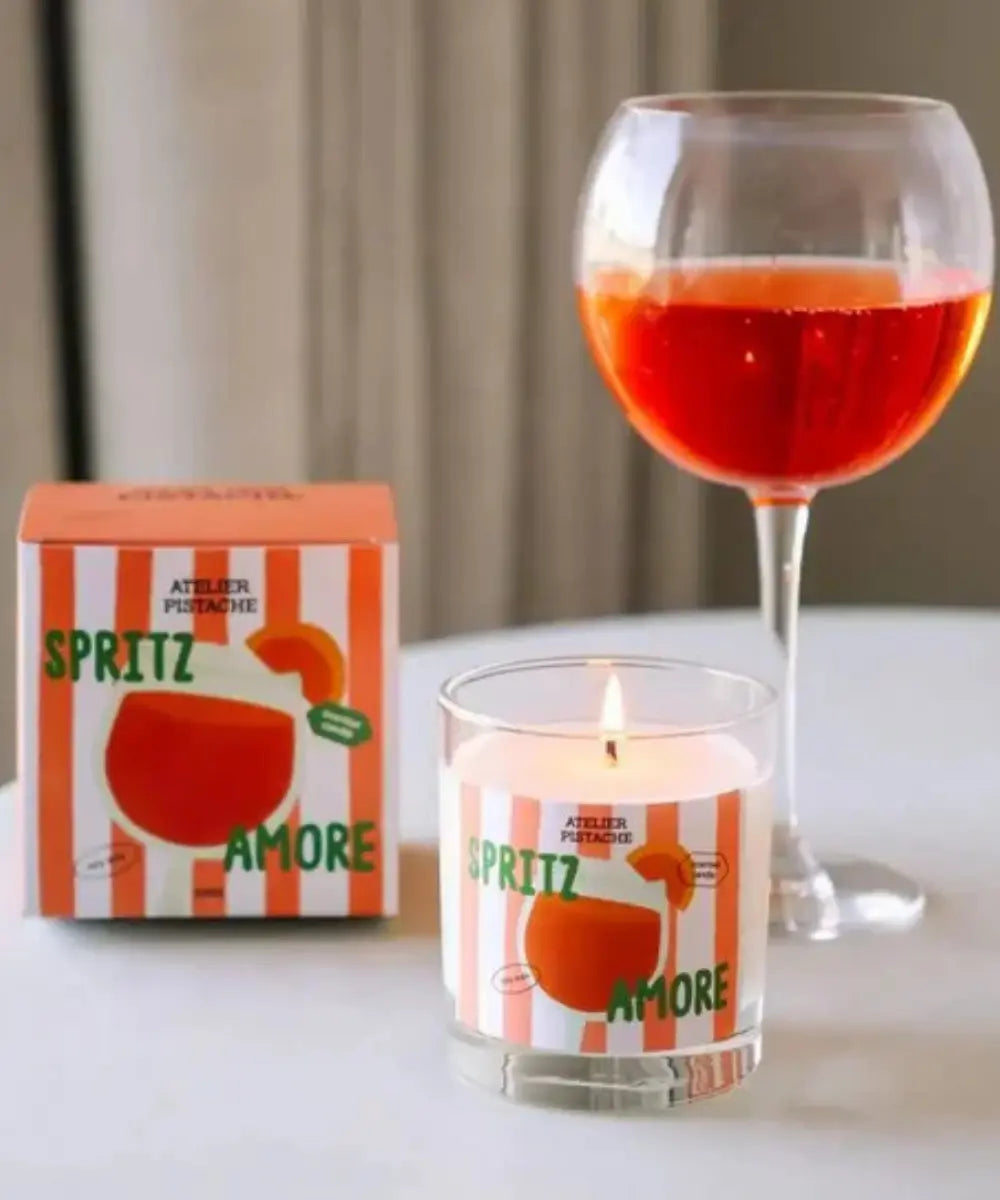 Bougie Spritz d'Atelier Pistache posée sur une table