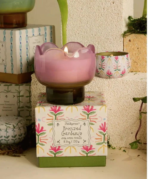 La bougie Tulip Gardenia Bronzed de Paddywax allumée