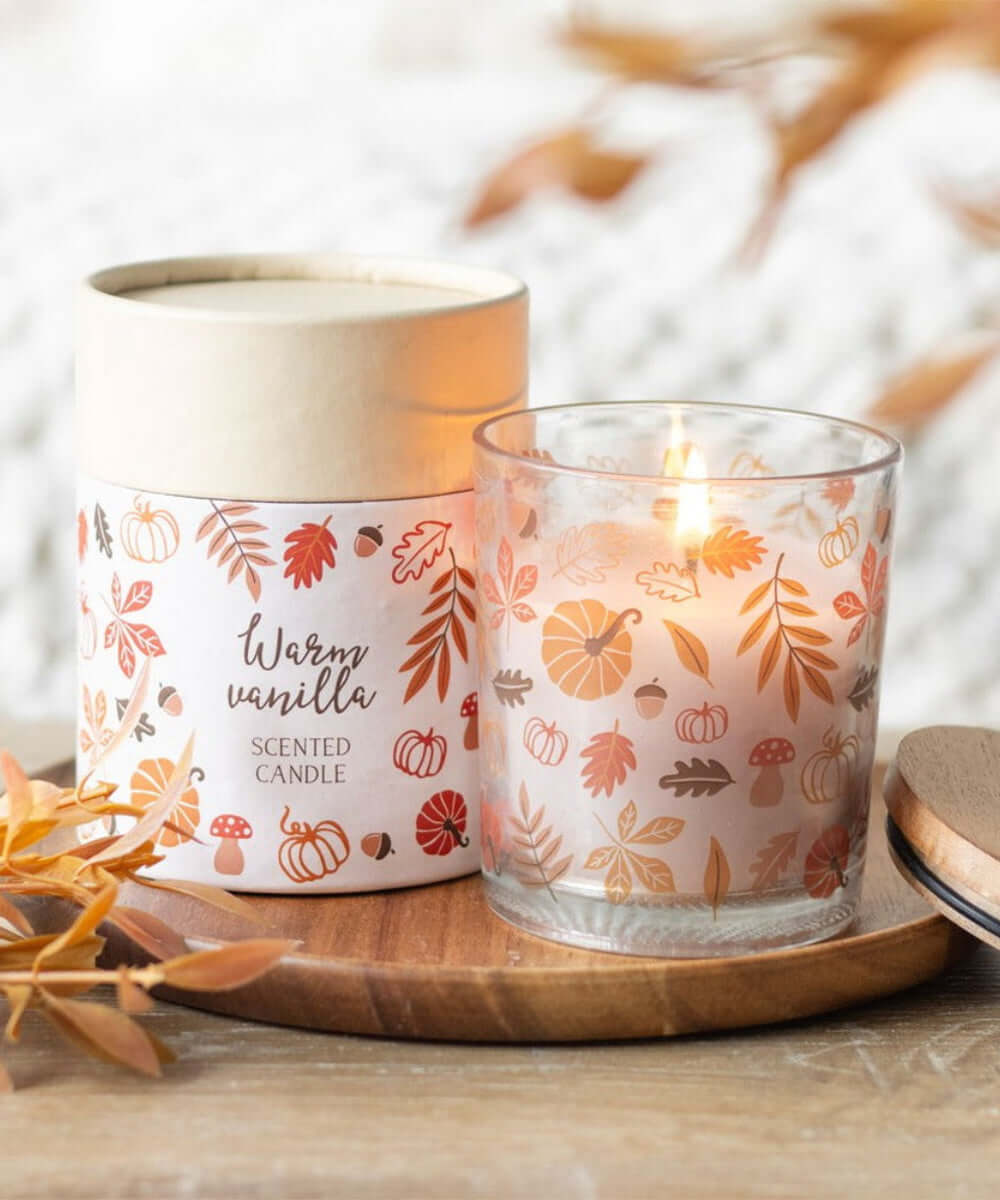 Bougie vanille Feuilles d'automne sélection Merci Léonie, présentée dans une décoration d'automne