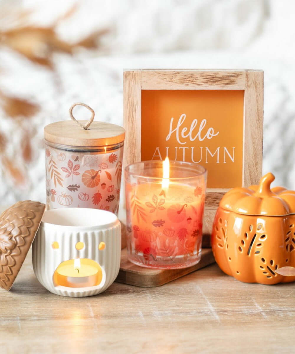 Bougie vanille Feuilles d'automne sélection Merci Léonie, présentée avec d'autres décorations d'automne