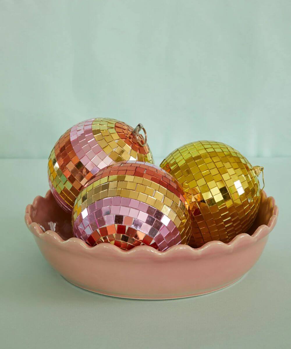 Vue de 3 Boule à facettes Médium de la marque Rice dans une coupelle