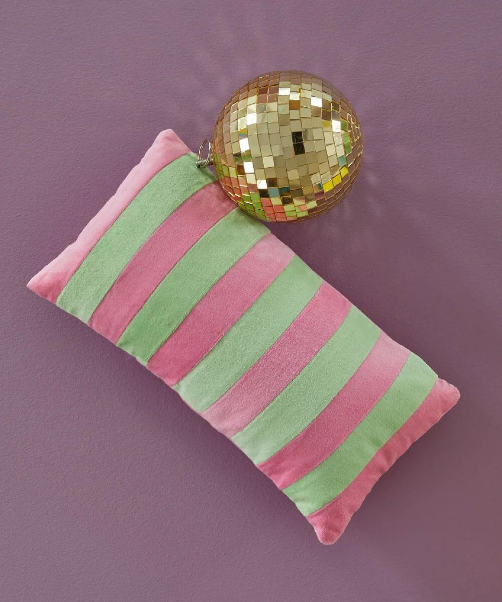 Boule à facettes Médium Dorée de la marque Rice posé à côté d'un coussin