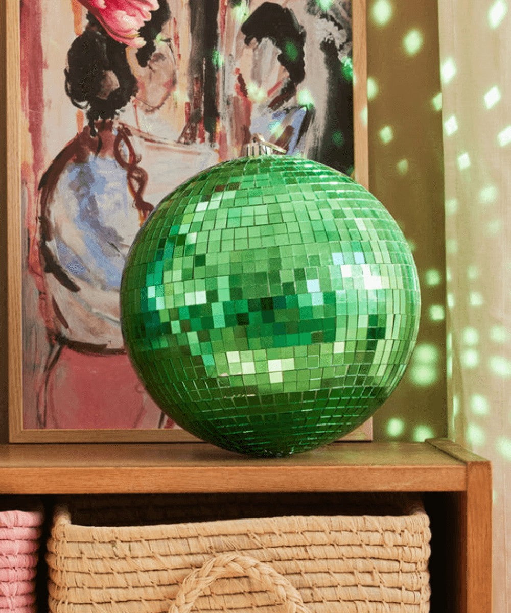 Grande boule à facettes Verte de Rice  posée sur un meuble