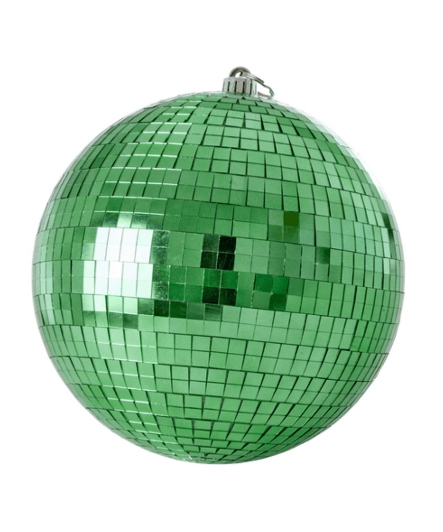 Grande boule à facettes Verte de Rice et de 25 cm de diamètre sur fond blanc