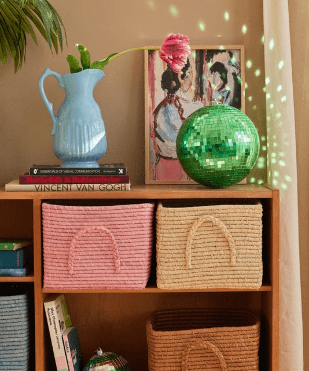 Grande boule à facettes Verte de Rice posée dans un salon
