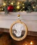 Vue d'ensemble en situation de Boule de Noël empreinte transparente de la marque Petit Artichaut