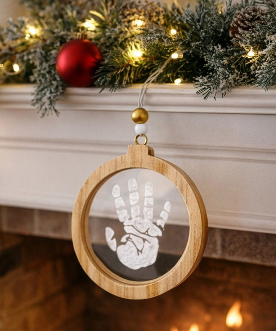 Vue d'ensemble en situation de Boule de Noël empreinte transparente de la marque Petit Artichaut