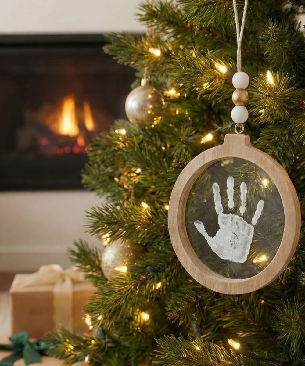 Vue d'ensemble en situation de Boule de Noël empreinte transparente de la marque Petit Artichaut