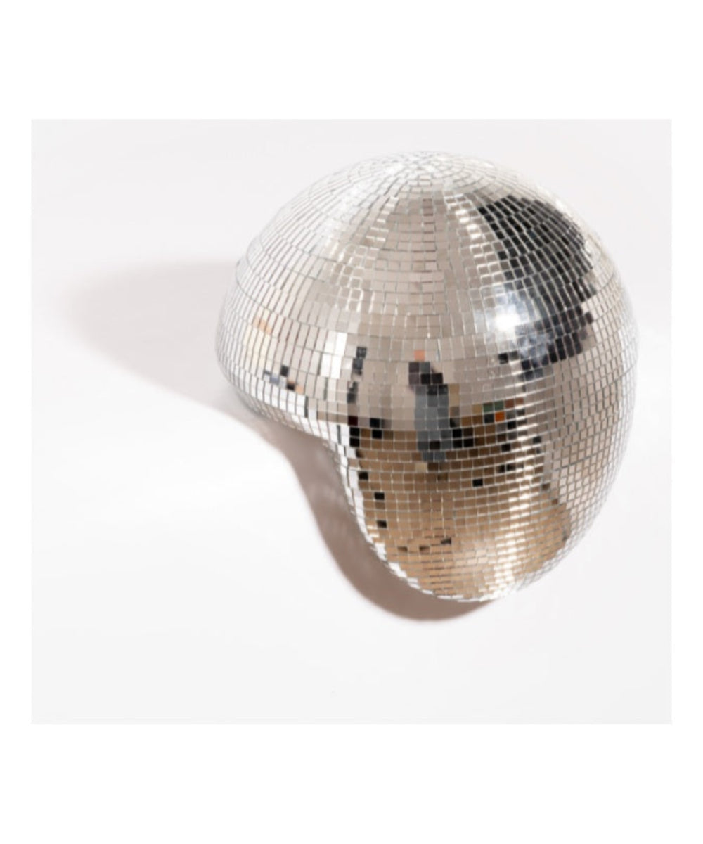 Boule disco fondue argentée sur fond clair