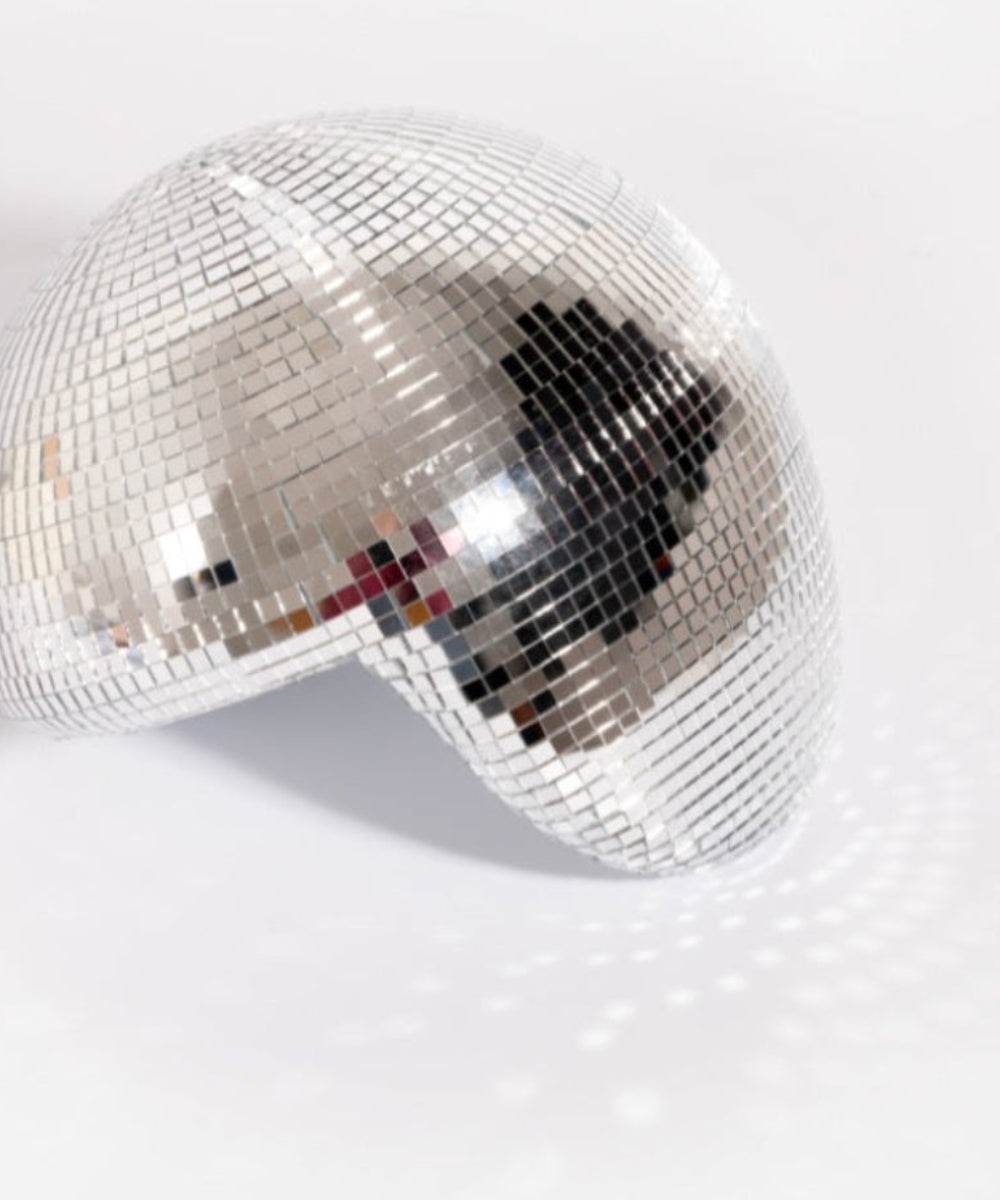 Boule disco fondue vue de côté avec ses facettes miroir