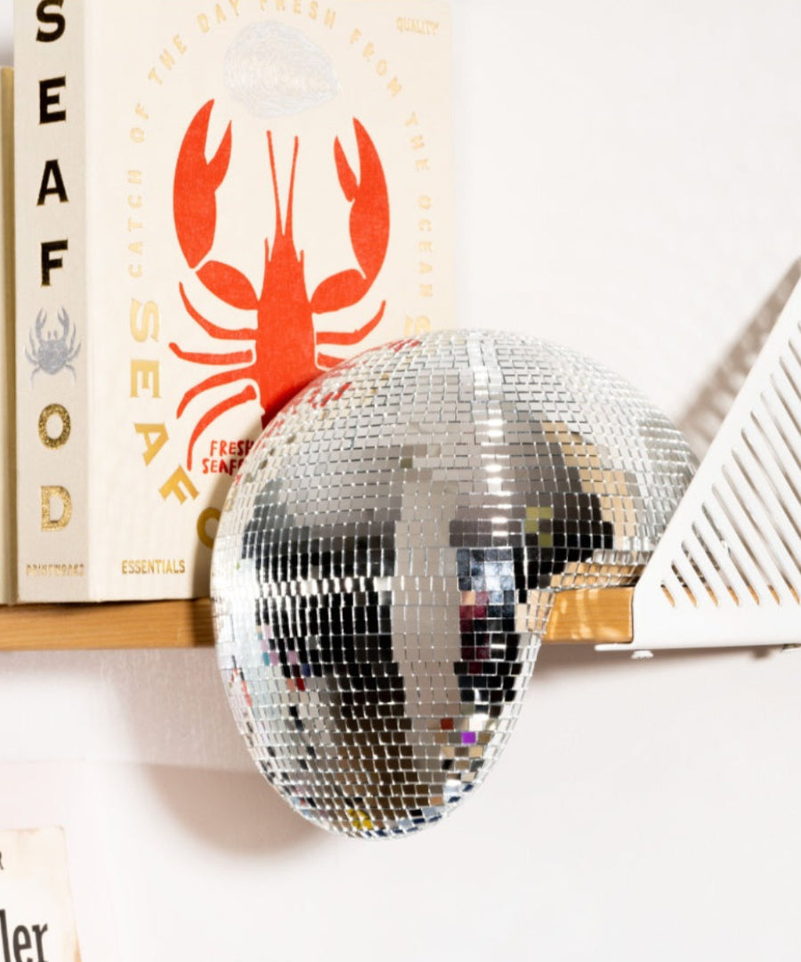 Boule disco fondue mise en scène près de livres