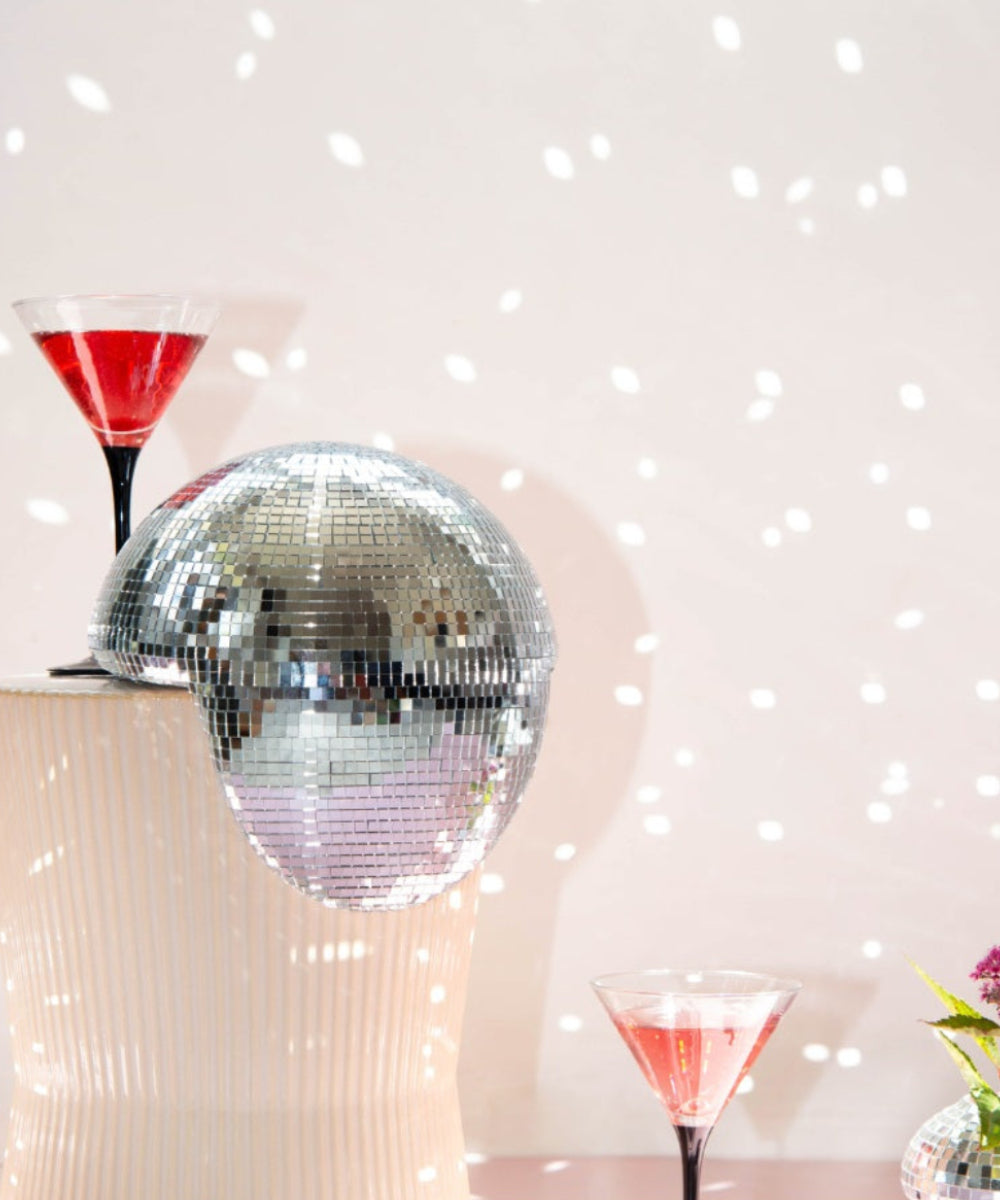 Reflets lumineux de la boule disco fondue dans un intérieur