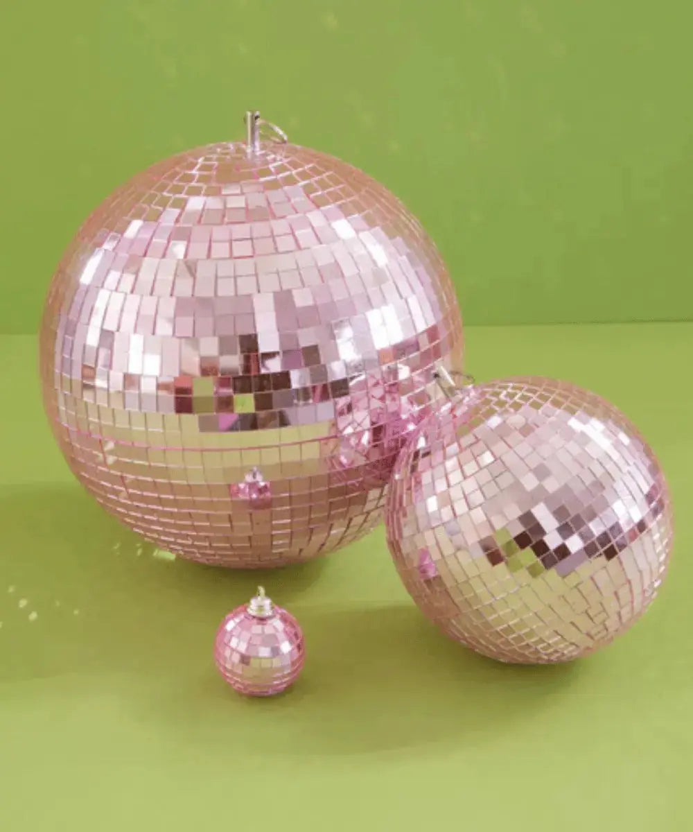 Différentes tailles de boules à facettes rose de Rice