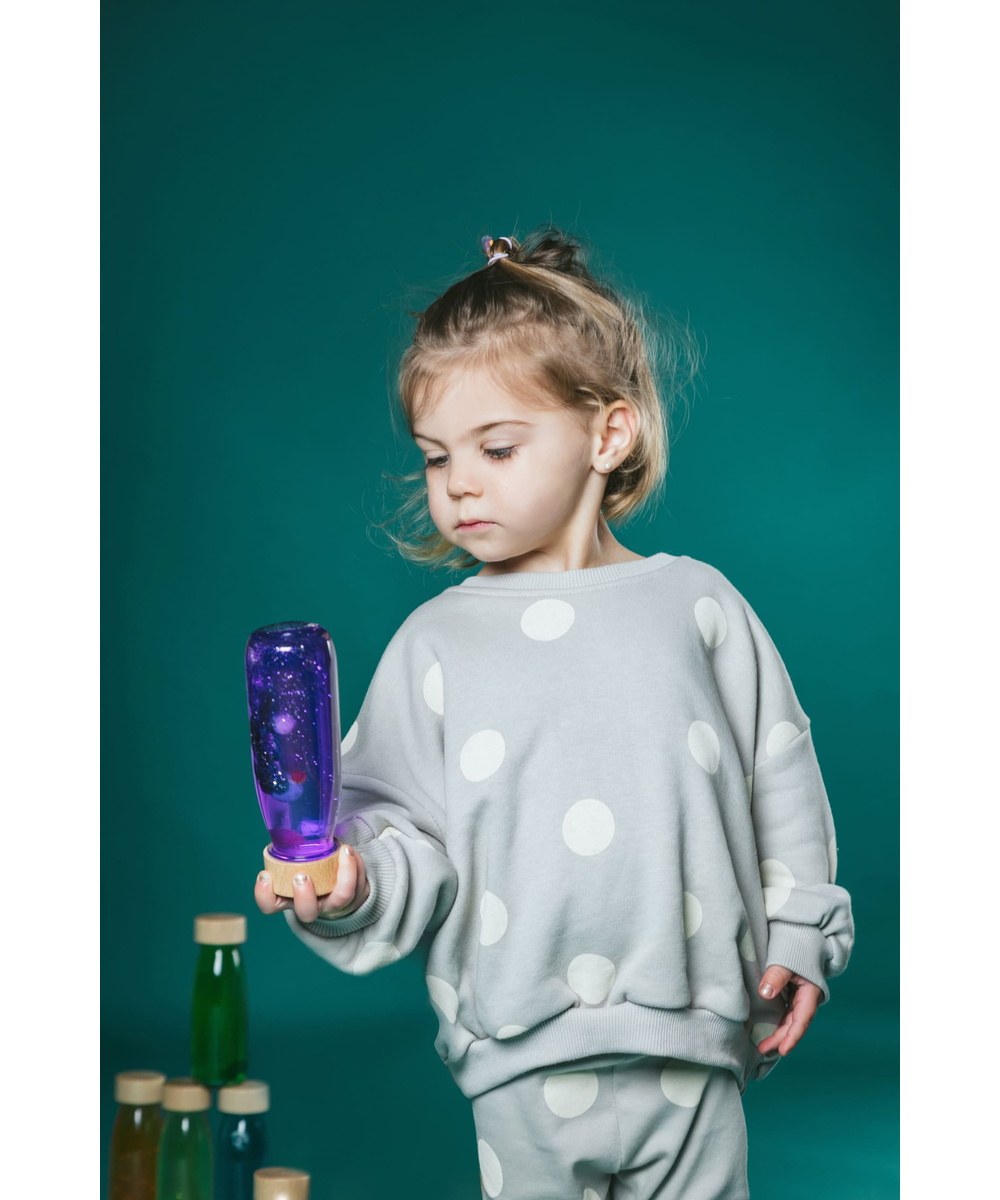Bouteille sensorielle Float violette avec éléments flottants de Petit Boum