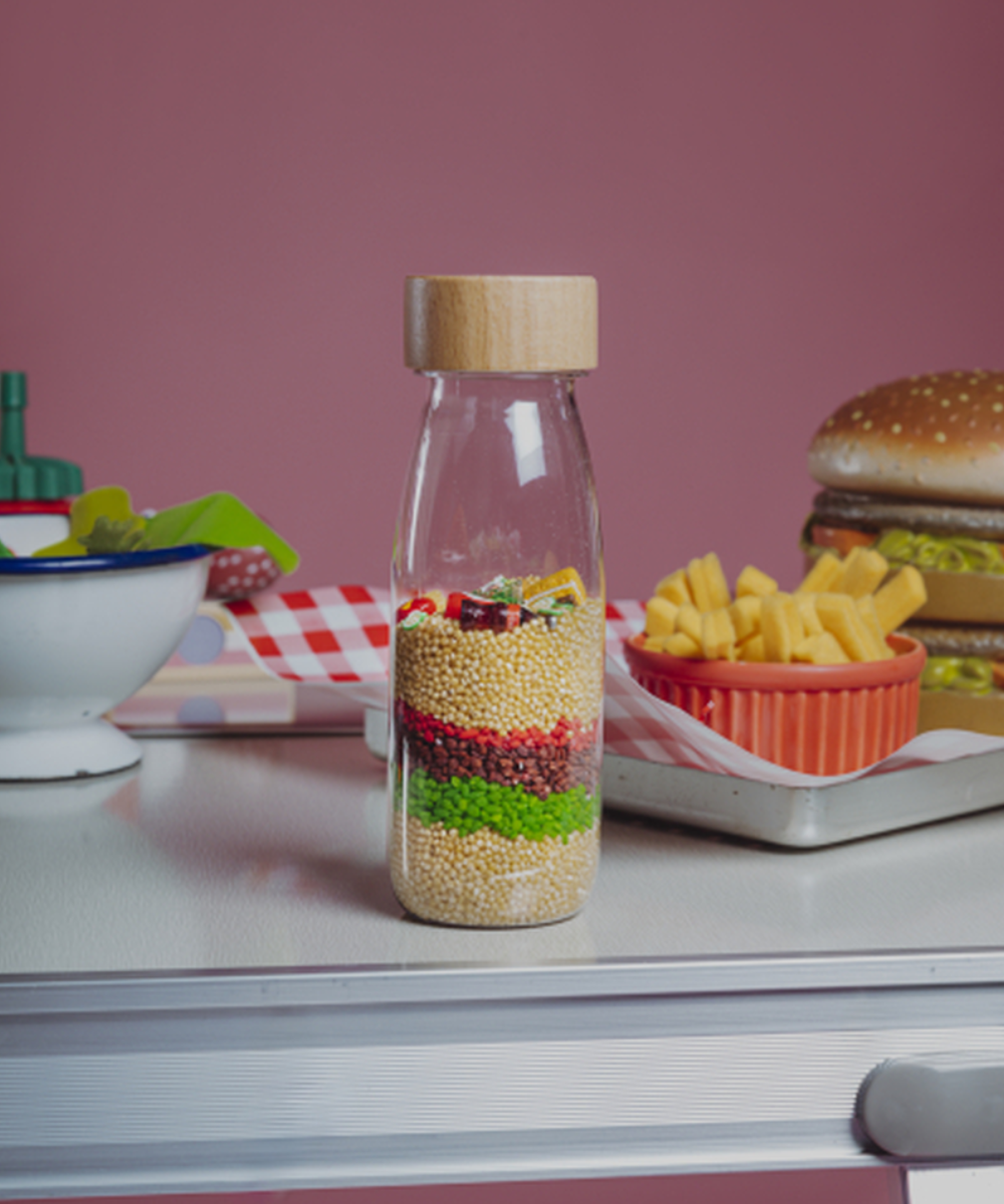 Bouteille sensorielle Learn MacBoum avec aliments à chercher de Petit Boum