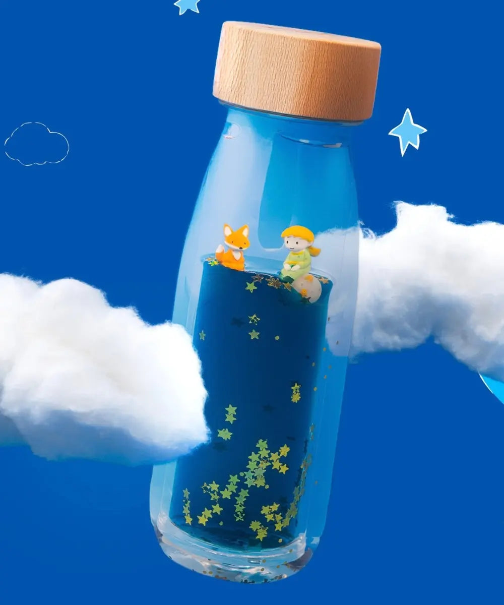 Bouteille sensorielle d'éveil Le Petit Prince avec paillettes et bouchon bois de la marque Petit Boum.
