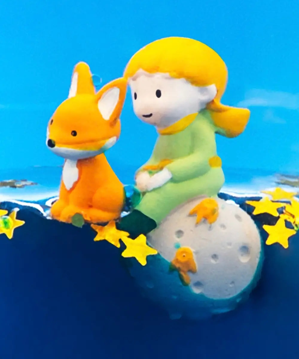 Bouteille sensorielle d'éveil Le Petit Prince avec paillettes et bouchon bois de la marque Petit Boum.