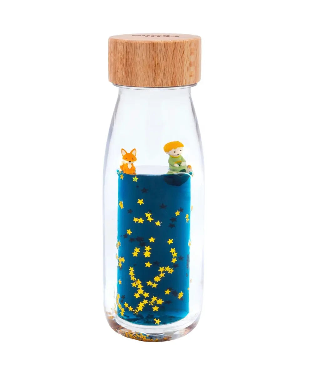 Bouteille sensorielle d'éveil Le Petit Prince avec paillettes et bouchon bois de la marque Petit Boum.