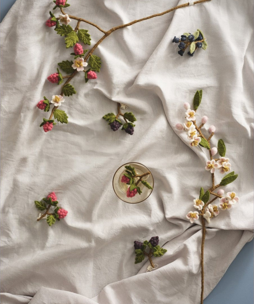 Gros plan en situation de Branche de fleurs de cerisier de la marque Gry & Sif