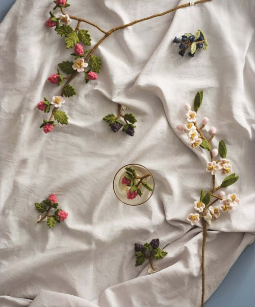 Gros plan en situation de Branche de fleurs de cerisier de la marque Gry & Sif