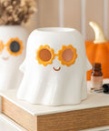 Brûle-parfum Fantôme Groovy de la marque Something Different, présenté dans une ambiance d'Halloween