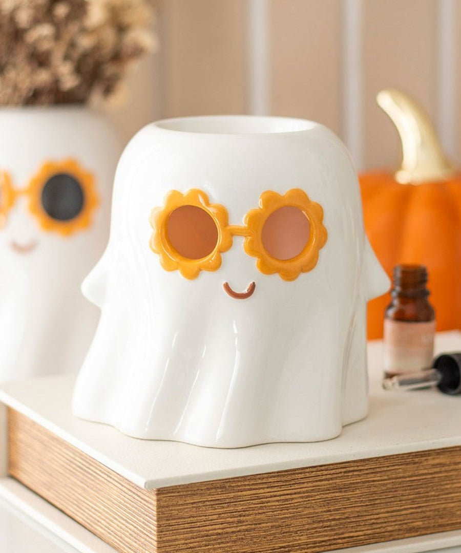 Brûle-parfum Fantôme Groovy de la marque Something Different, présenté dans une ambiance d'Halloween