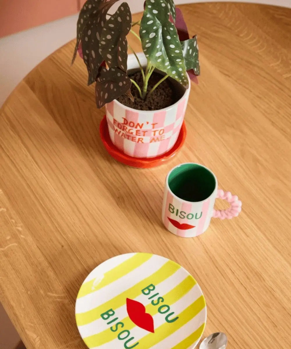 Cache-pot en Céramique Lior de Qué Rico posé sur une table colorée