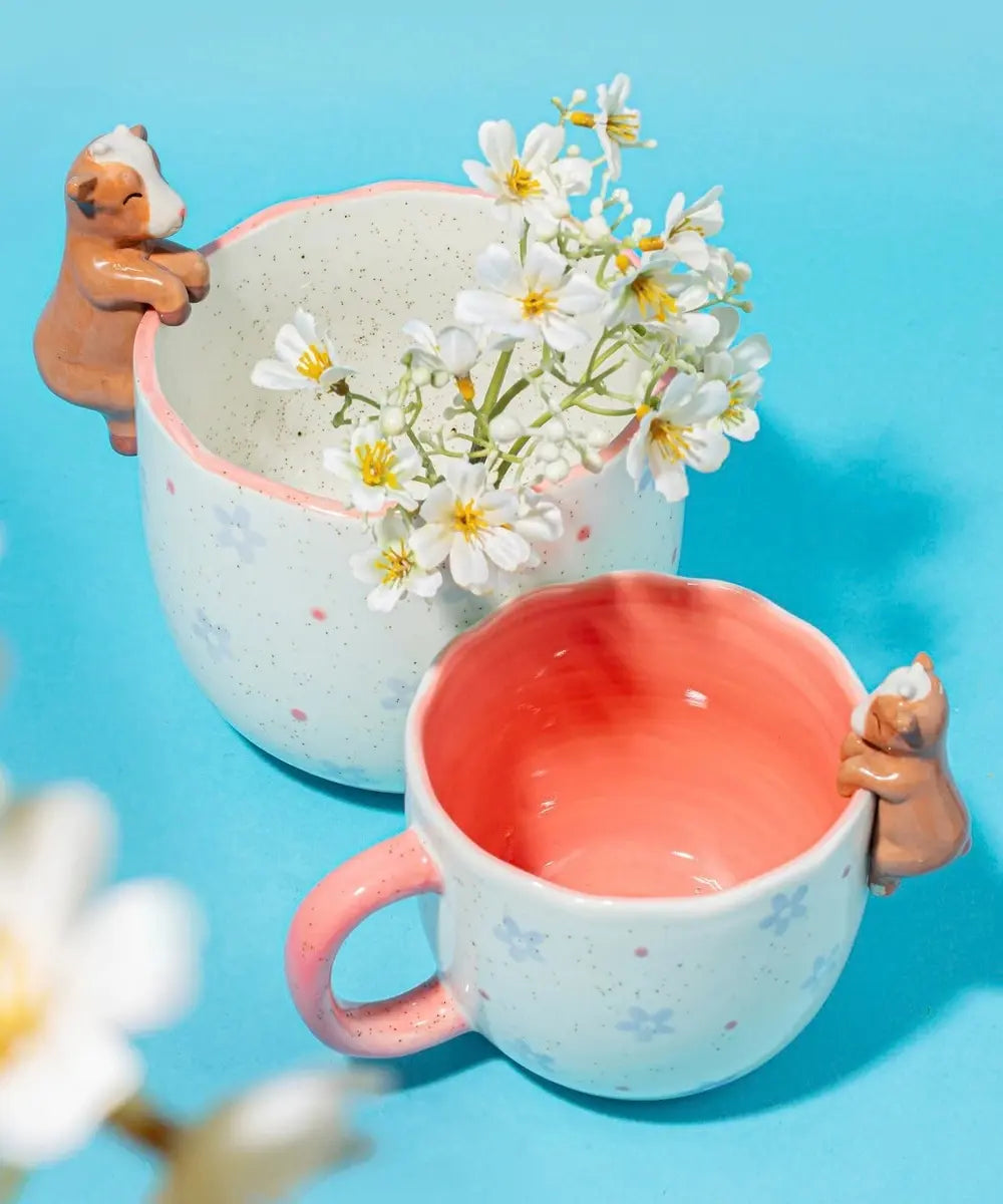 Cache pot chevre peeking goat sass and belle en porcelaine bleue pour plante d interieur.