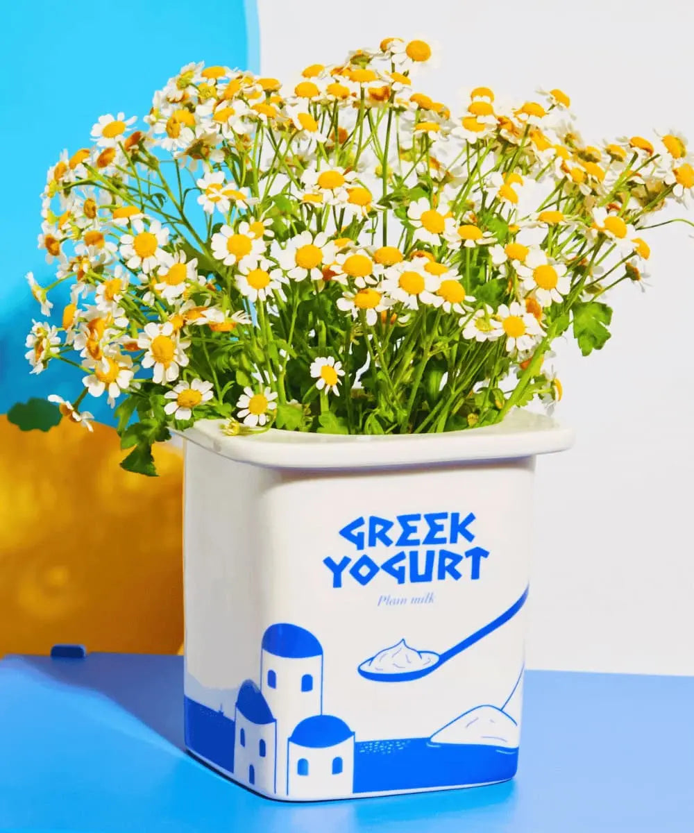 Vase Yahourt Grecque de Fluid Market avec des fleurs dedans
