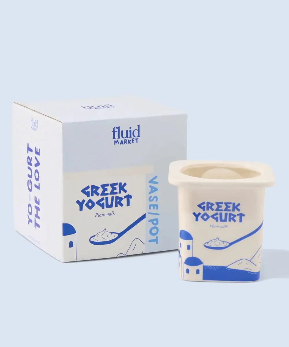 Détail de la typographie et des finitions émaillées du pot Yoghurt Greek.