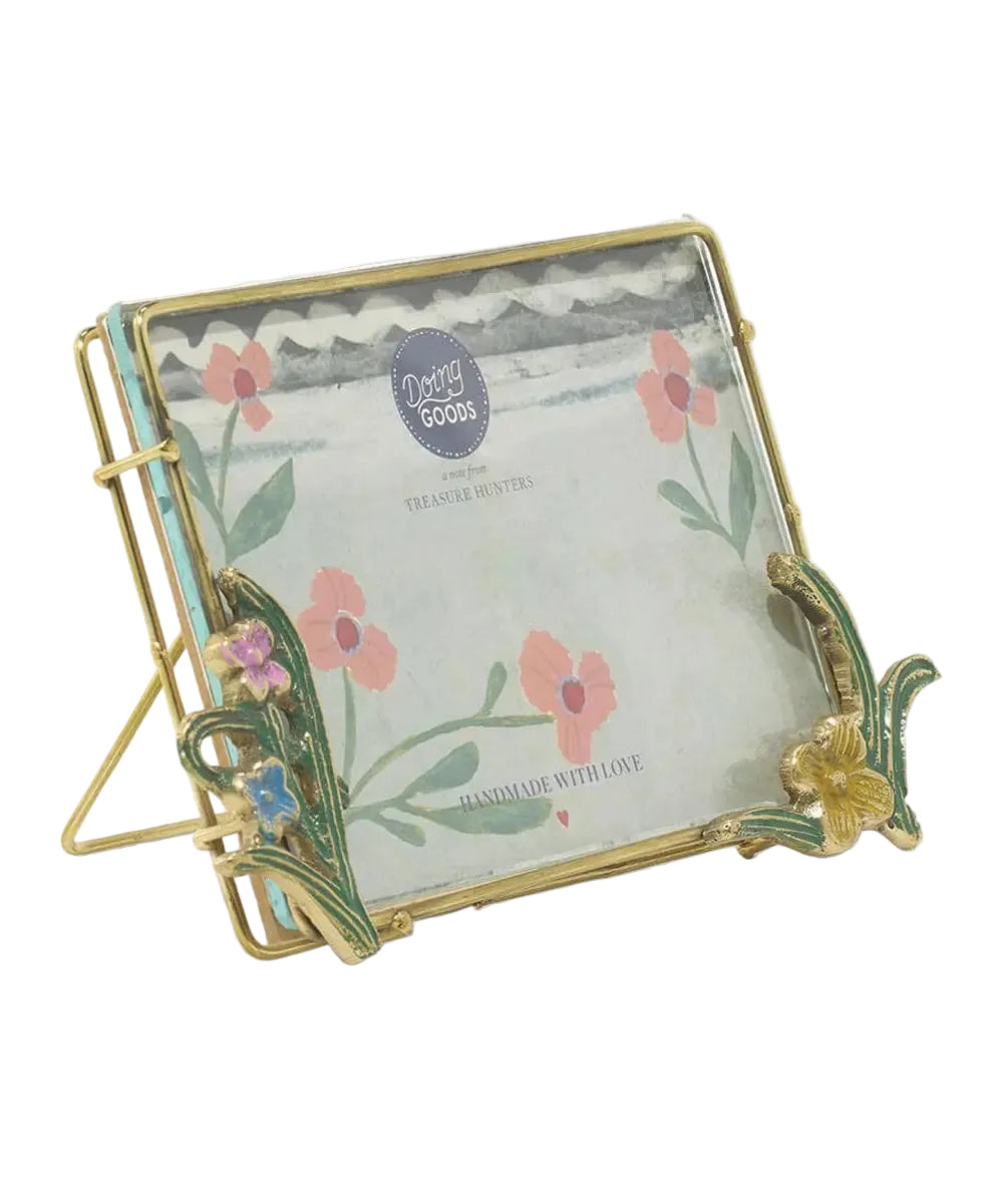 Cadre Ivy Grand Doing Goods vu de face sur fond clair