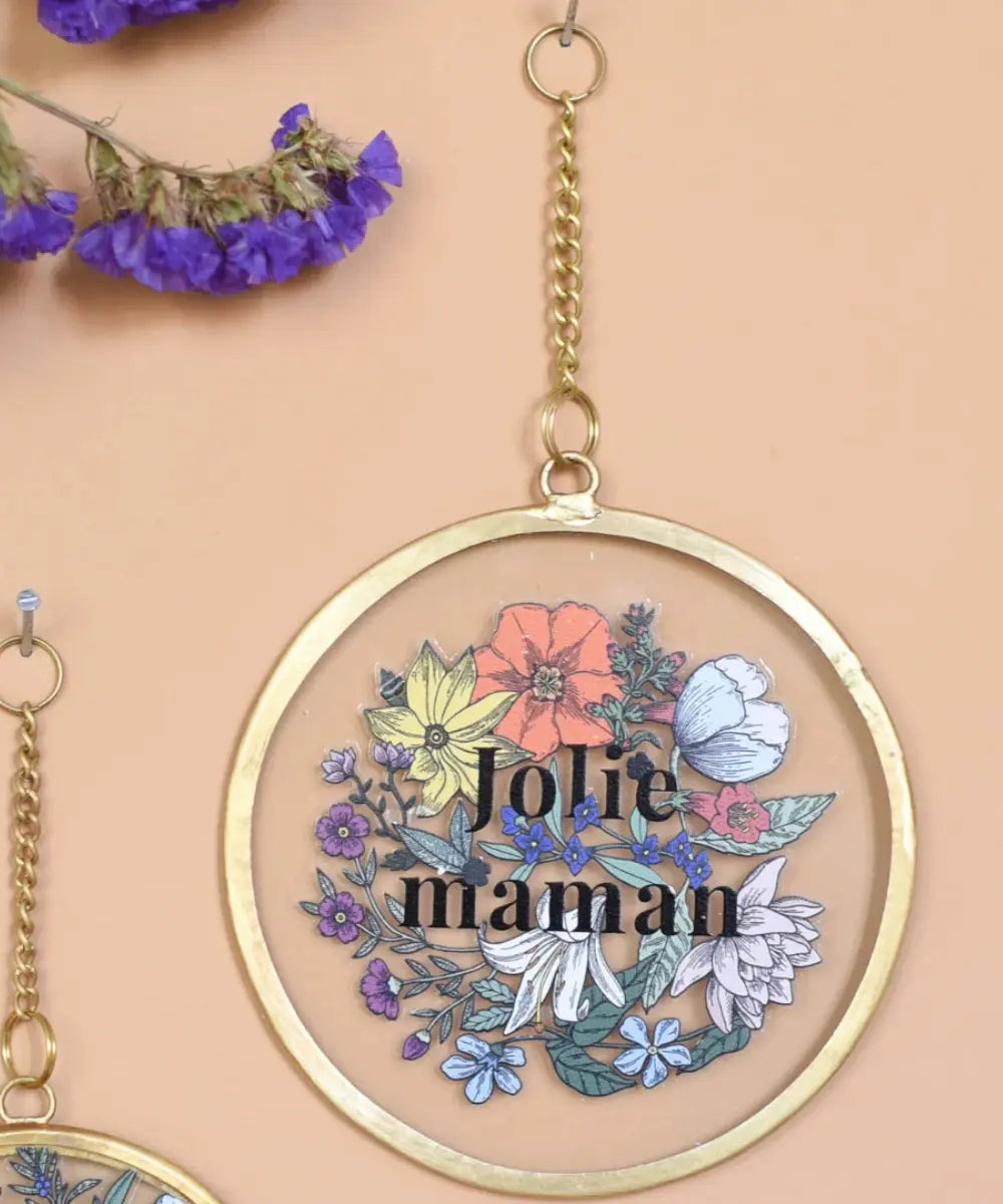 Cadre médaillon Kiko Jolie Maman de la marque française Baubels en situation, suspendu sur un mur rose