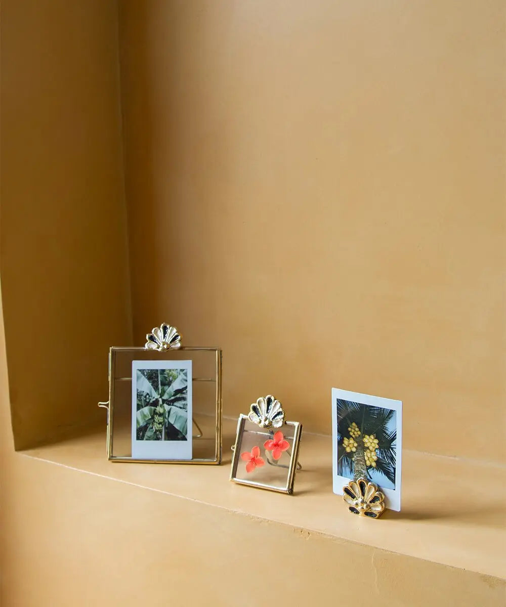 Cadre Mini Rosie Roset Doing Goods posé sur une étagère