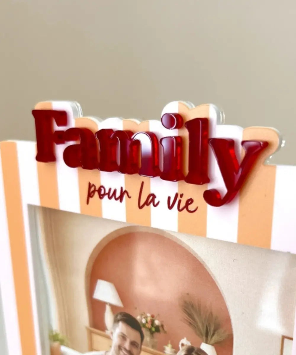 Détails d lettrage en relief du Cadre photo Family Rayures Rose et orange de la marque française Print your Love