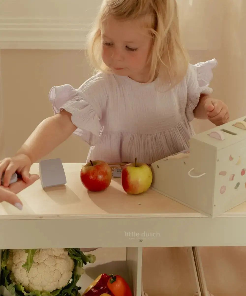 Enfant de 3 ans jouant avec la Caisse enregistreuse en bois de Little Dutch