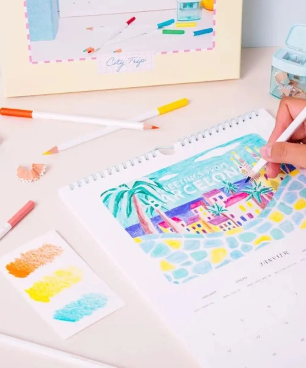 Calendrier a colorier 2027 petit crayon city trip la petite epicerie avec crayons de couleur.