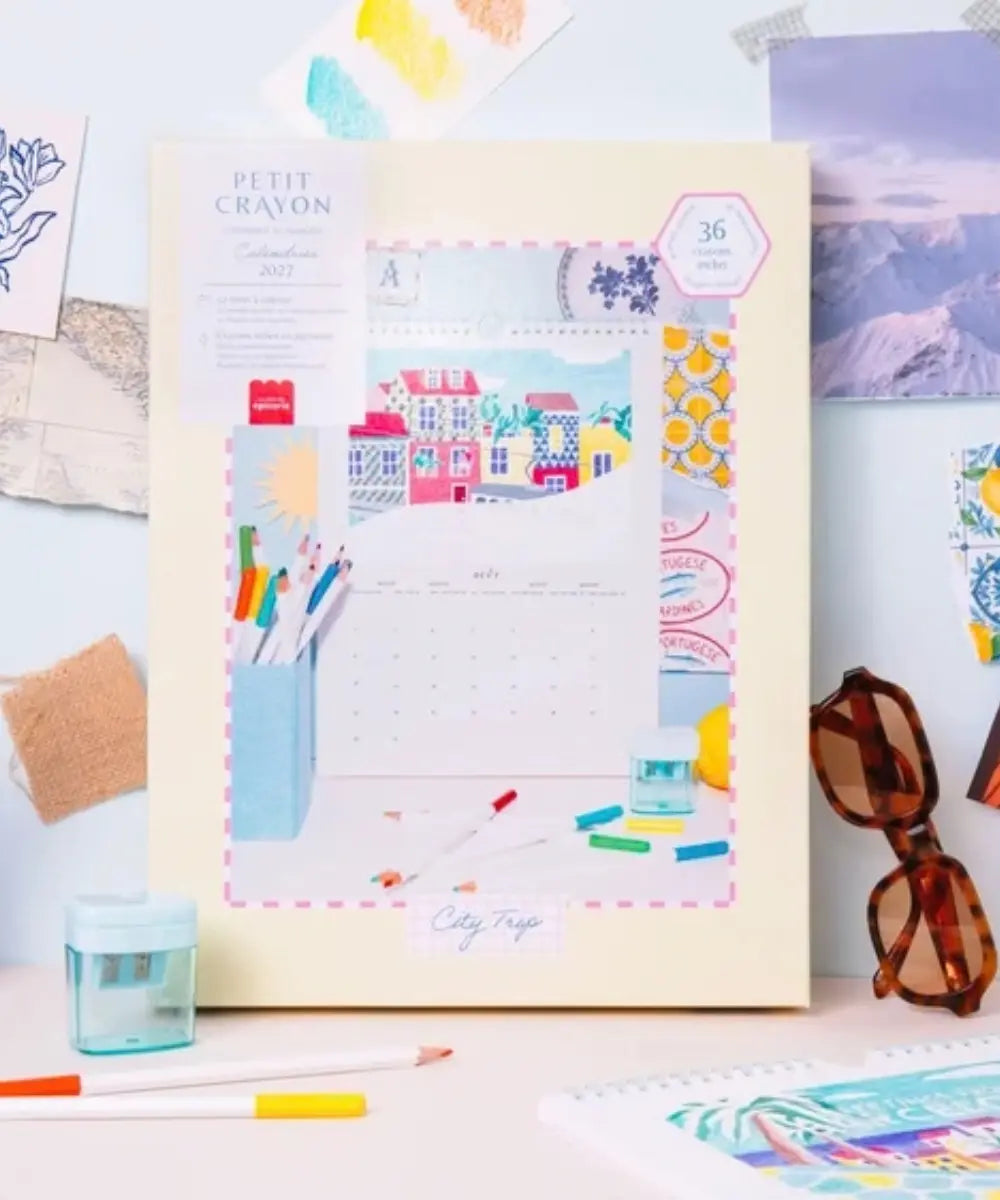 Calendrier a colorier 2027 petit crayon city trip la petite epicerie avec crayons de couleur.